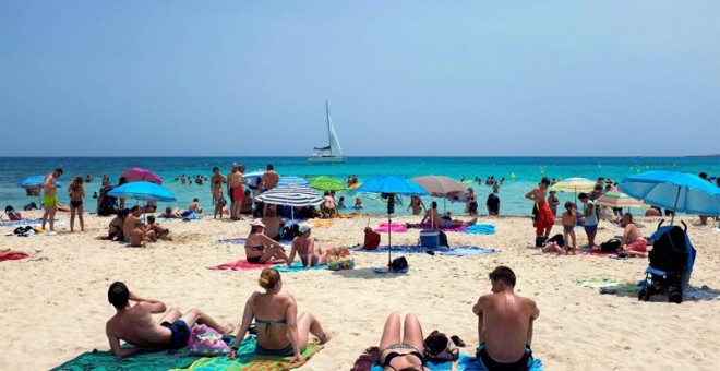 Vista de la playa de Punta Prima, en el municipio de Sant Lluís, Menorca. /EFE