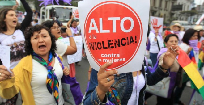 Un grupo de mujeres participa en una protesta contra la violencia de género./ EFE
