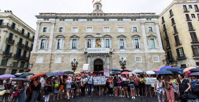 08/07/2019.- Varias mujeres durante la concentración convocada en la plaza de Sant Jaume de Barcelona para apoyar a la menor víctima de una violación en grupo en Manresa (Barcelona) en 2016 bajo el lema 'Únete contra la jauría'. EFE/ Enric Fontcuberta