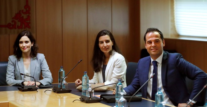 09/07/2019.- Los candidatos a presidir la Comunidad de Madrid, del Partido Popular, Isabel Díaz Ayuso (i), de Vox, Rocío Monasterio (c) y de Ciudadanos, Ignacio Aguado (d), durante la reunión que mantienen de esta tarde en la Asamblea de Madrid. EFE/ Chem