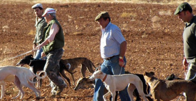 Un grupo de galgueros durante una jornada de caza en Ciudad Real / EFE