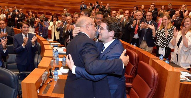 El nuevo presidente de la Castilla y León, Alfonso Fernández Mañueco, abraza al portavoz de Cs, Francisco Igea. / EFE