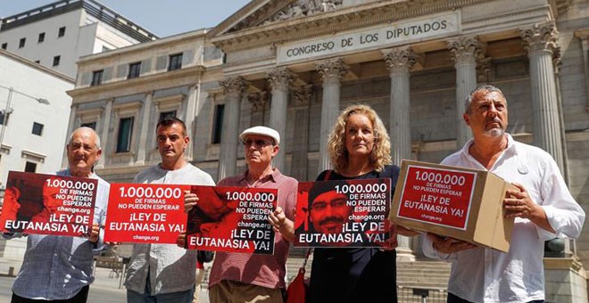 Familiares de enfermos terminales y Marcos Hourmann entregan un millón de firmas en el Congreso para exigir una ley de eutanasia en España. / EMILIO NARANJO (EFE)