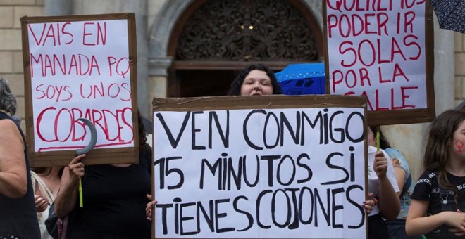 Varias mujeres portan pancartas esta tarde durante la concentración convocada en la plaza de Sant Jaume de Barcelona. EFE