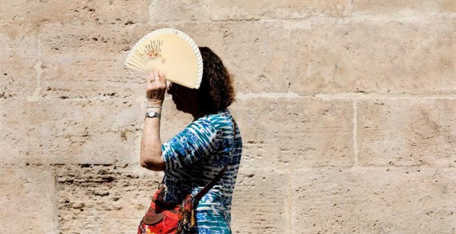 Una mujer se protege del sol. EFE