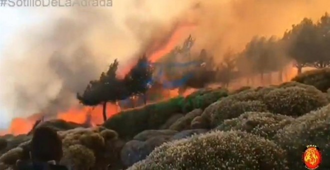 Captura de un video de las Brigadas de Refuerzo de Incendios Forestales (BRIF), del incendio declarado este sábado en Sotillo de la Adrada, un municipio situado al sureste de la provincia de Ávila, cerca de la Comunidad de Madrid, cuyas labores de extinci