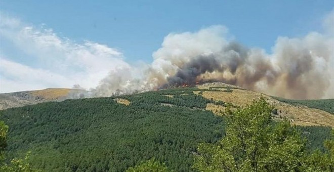 Fotografía facilitada por el Ayuntamiento de Sotillo (Ávila), del incendio declarado este sábado en Sotillo de la Adrada, un municipio situado al sureste de la provincia de Ávila, cerca de la Comunidad de Madrid, cuyas labores de extinción la pasada noche