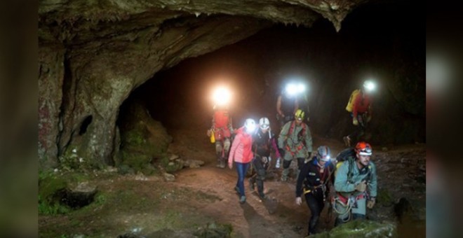 La salida de las tres espeleólogas de la cueva cántabra Cueto-Coventosa junto a los miembros del equipo de rescate | EFE