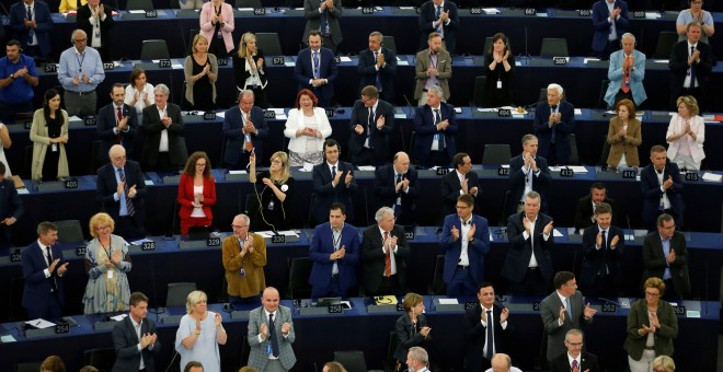 Los miembros del Parlamento Europeo aplauden después del discurso de la presidenta designada de la Comisión Europea, Ursula von der Leyen. REUTERS