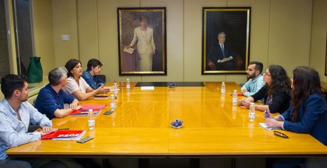 17/07/2019.- La candidata socialista a la Presidencia del Gobierno de La Rioja, Concha Andreu (3i), y la diputada de UP por Podemos, Raquel Romero (2d), encabezan los equipos negociadores que se han reunido esta tarde para 'desbloquear' la investidura de