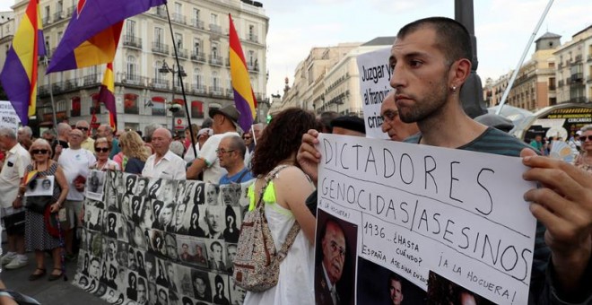 18/07/2019.- Concentración para exigir que Franco sea trasladado a un emplazamiento 'que no pueda convertirse en lugar de exaltación' convocada por la campaña #NiValleNiAlmudena. EFE/Kiko Huesca