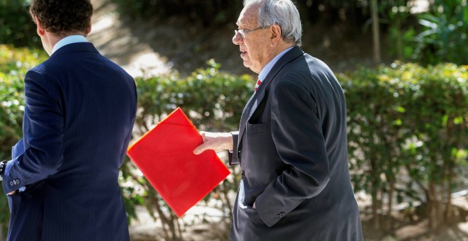 Raúl Morodo, al salir de la Audiencia Nacional tras declarar ante el juez Pedraz. EFE
