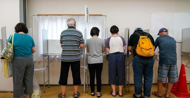 Ciudadanos en los centros electorales. /  EFE/EPA/CHRISTOPHER JUE