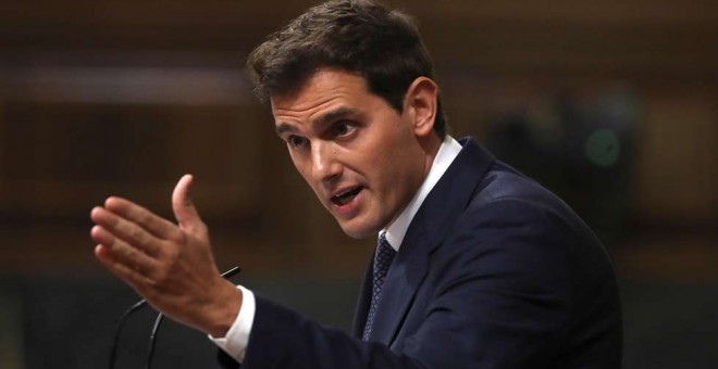 Después de Casado fue el turno de Albert Rivera. El líder de Ciudadanos se mostró duro y agresivo, quizás demasiado. Este gesto resume su intervención. (KIKO HUESCA | EFE).