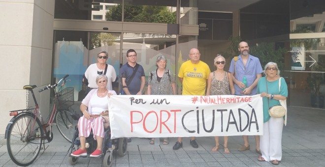 Representants de la Plataforma Port Ciutadà, després de presentar les al·legacions contra el projecte de l'Hermitatge. ESPERANZA ESCRIBANO