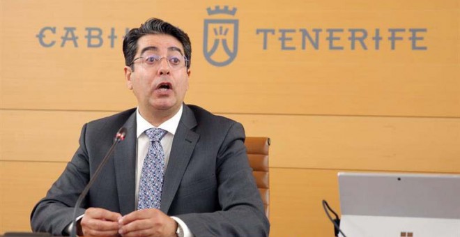 El socialista Pedro Martín durante su primera intervención como presidente del Cabildo de Tenerife. (CRISTÓBAL GARCIA | EFE).