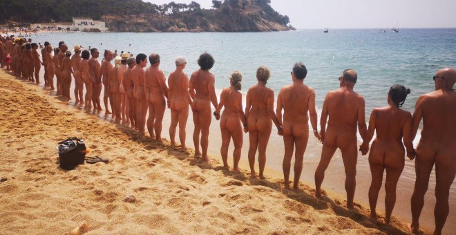 La platja de Cala Castell durant la protesta naturista. CLUB CATALÀ DE NATURISME