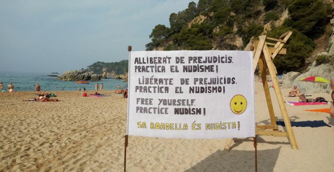 Cartell a la platja de Sa Boadella. CLUB CATALÀ DE NATURISME