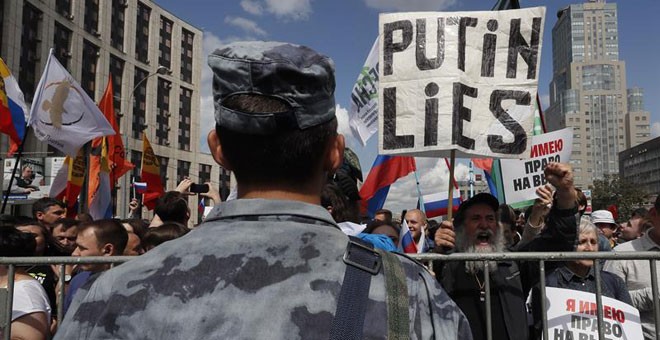Protesta en Moscú contra la decisión de rechazar candidaturas opositoras. El cartel reza: 'Putin miente'. / EFE