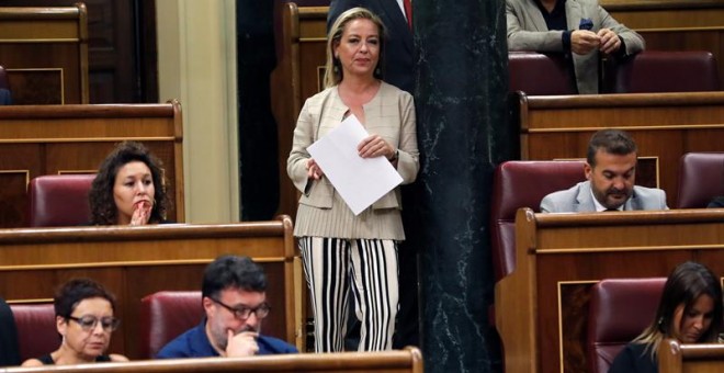 La portavoz de Coalición Canaria, Ana Oramas, espera para su intervención en el debate de investidura. /EFE