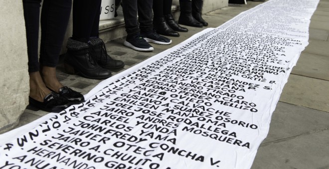 Una pancarta con los nombres de líderes sociales asesinados desde 2016 en Londres / EFE
