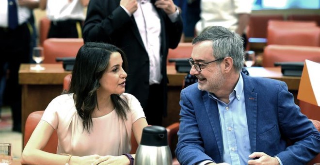 La portavoz de Ciudadanos en el Congreso Inés Arrimadas, y José Manuel Villegas, durante la primera reunión de la Diputación Permanente