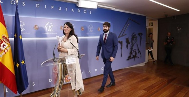 Lasecretaria general de Vox, Macarena Olona, y el vicesecretario de Comunicación del partido, Manuel Mariscal | Europa Press