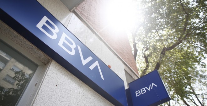 Imagen de una oficina del BBVA en Madrid con su nuevo logo. E.P./ Eduardo Parra