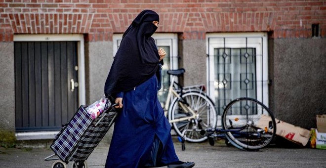Una mujer viste un burka en Rotterdam. EFE