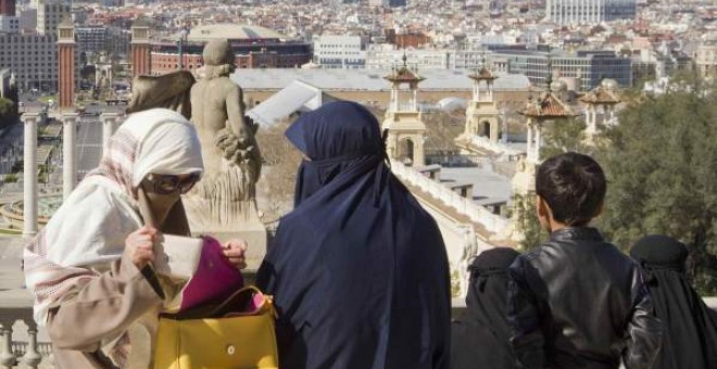 Varias mujeres con niqab contemplan Barcelona desde el mirador del Museo de Arte Nacional de Catalunya. EFE