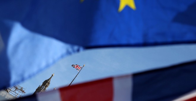 Banderas de la UE y de Reino Unido cerca del Parlamento Britçánico, en Londres, en una manifestación anti-Brexit. EFE/EPA/Hollie Adams