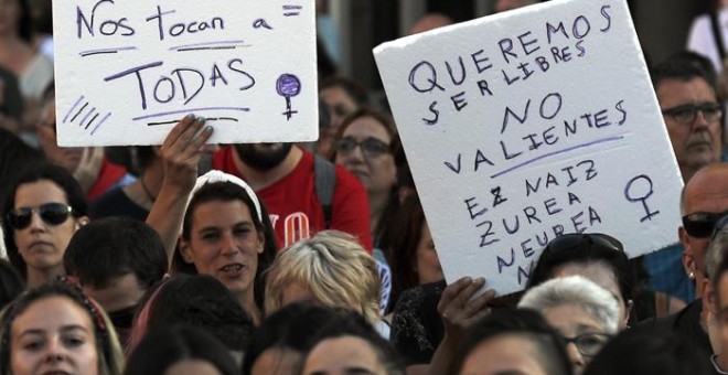 Momento de la concentración en protesta por una agresión sexual grupal a una joven de 18 años la pasada noche en Bilbao, este viernes en la capital vizcaína. EFE/Luis Tejido