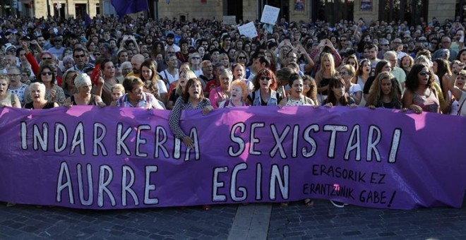 cabecera de la concentración en protesta por una agresión sexual grupal a una joven de 18 añosen Bilbao. EFE/Luis Tejido