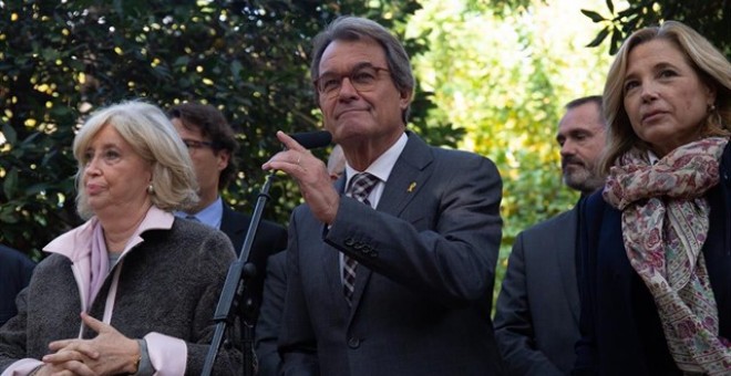 El expresidente de la Generalitat, Artur Mas, franqueado por la exconsellera de la Generalit de Catalunya, Irene Rigau y la exvicepresidenta Joana Ortega en rueda de prensa en relación a la sentencia del 9N. (David Zorrakino - Europa Press - Archivo)