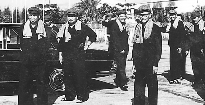 Los líderes camboyanos jemeres rojos (de izquierda a derecha, Pol Pot, sustantivo Chea, Leng Sary, Son Sen y otros simpatizantes representados en Phnom Penh durante el régimen de los jemeres rojos, en 1975. (EFE)