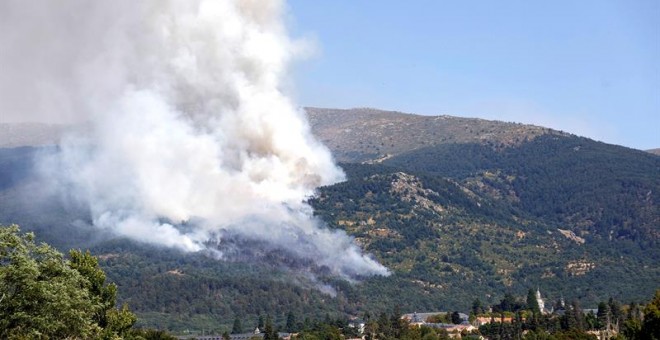 Un incendio declarado esta tarde en la provincia de Segovia está afectando a una zona de pinares próxima al Real Sitio de San Ildefonso-La Granja, declarada Reserva de la Biosfera, en el Parque Nacional del Guadarrama. EFE/Pablo Martín