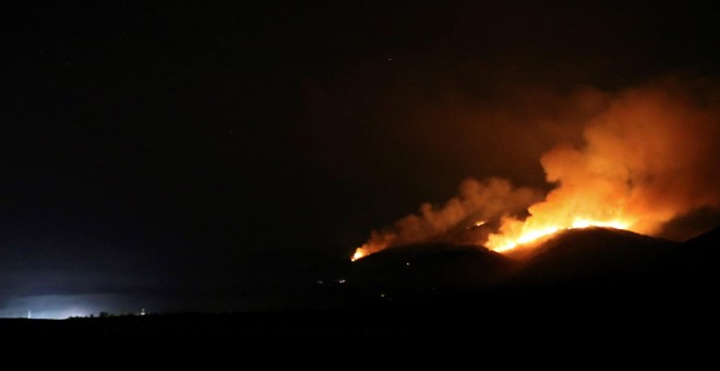 04/08/2019.- El incendio forestal declarado esta tarde en Miraflores de la Sierra, en Madrid, se acerca al Parque Nacional de Guadarrama. EFE/Cristina Díaz