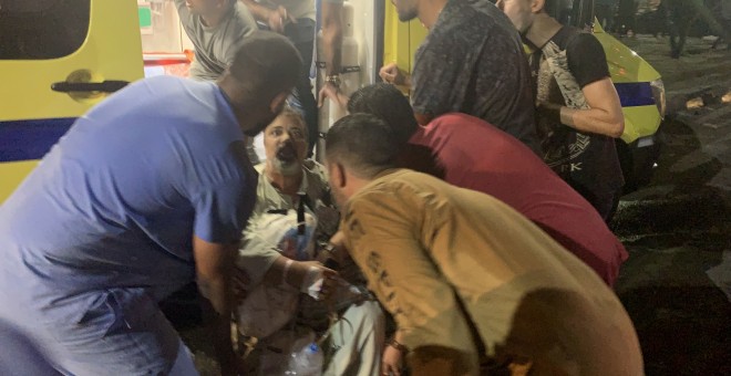 04/08/2019.- Las personas atienden a un hombre herido después de una explosión en el Instituto Nacional del Cáncer, El Cairo, Egipto. EFE/EPA/KHALED ELFIQI