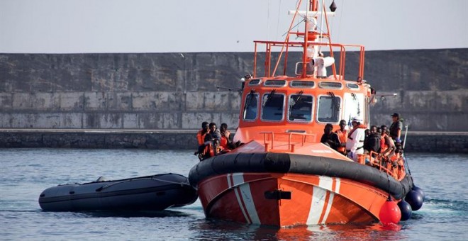 Una embarcación de salvamento llega a las costas de Granada.- ARCHIVO EFE