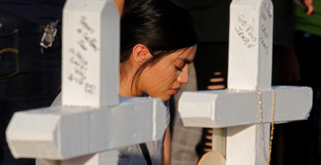 Una mujer reza durante una misa por las víctimas mortales del tiroteo en El Paso, Texas. - EFE