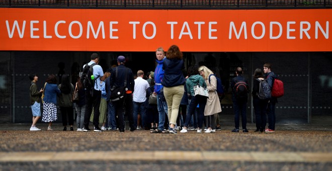 Cola de visitantes que esperan para entrar en el museo Tate Modern, a orillas del Támesis, en Londres. EFE/EPA/NEIL HALL