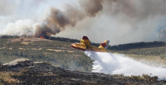 Un hidroavión arroja agua en la zona afectada por los incendios de Miraflores y La Granja. Comunidad de Madrid