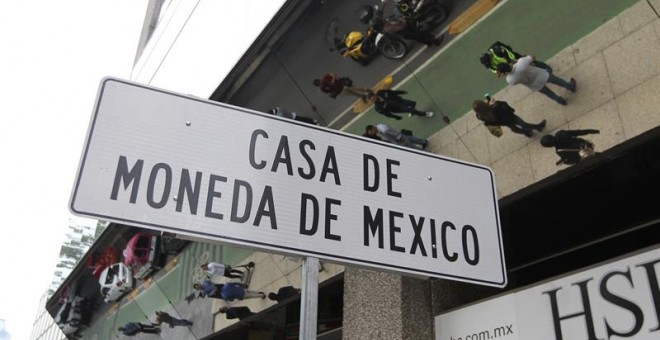 Vista de una señal de ubicación frente a la Casa de Moneda donde trabajadores de los medios de comunicación esperan información este martes, luego de que un grupo armado realizara un robo en sus instalaciones en el céntrico Paseo de la Reforma de la Ciuda