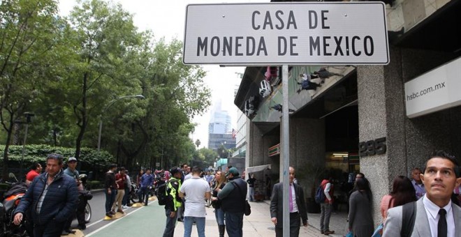 Vista de una señal de ubicación frente a la Casa de Moneda en el céntrico Paseo de la Reforma de la Ciudad de México. EFE/Mario Guzmán