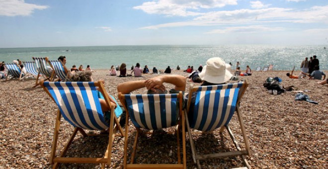 Imagen de archivo de varios turistas tomando el sol en Brighton, Inglaterra. - EFE