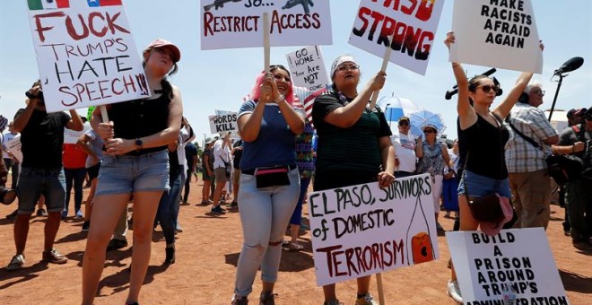 Los manifestantes sostienen carteles en una protesta contra la visita del presidente estadounidense Donald J. Trump después del tiroteo masivo que ocurrió en un Walmart en El Paso, Texas.
