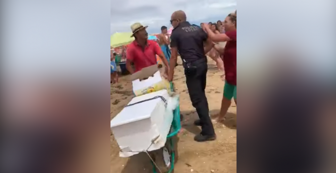 08/08/2019- Captura del vídeo de la pelea entre policías y vendedores en Punta Umbría / PÚBLICO