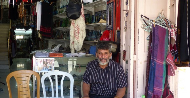 Abu Muhammad sentado en la puerta de su comercio  - Leire Regadas Julio 2019