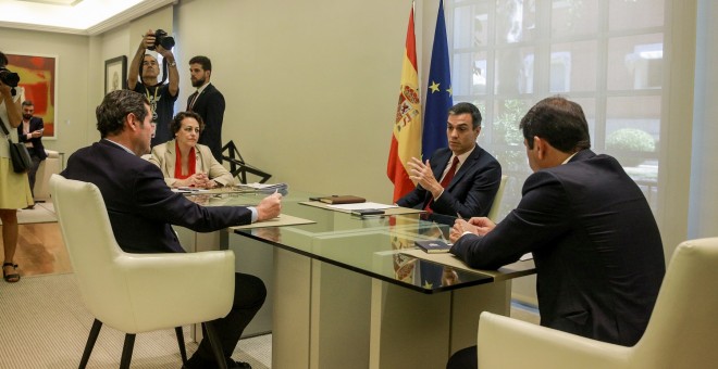 El presidente de la CEOE, Antonio Garamendi; la ministra de Trabajo en funciones, Magdalena Valerio; el presidente del Gobierno en funciones, Pedro Sánchez, y el presidente de CEPYME, Gerardo Cuerva, durante su reunión. Europa Press