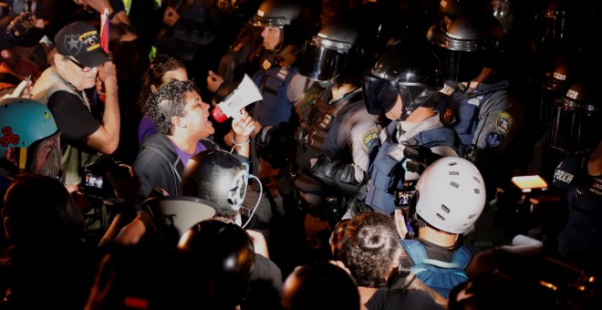 02/08/2019.- Decenas de personas protestan para pedir la renuncia del recién juramentado gobernador, Pedro Pierluisi, este viernes, en San Juan (Puerto Rico). EFE/ Thais Llorca